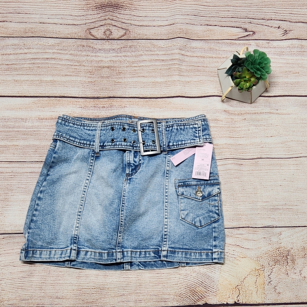NEW!!! Women's Wild Fable med wash denim skirt with belt